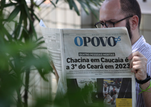 FORTALEZA, CEARÁ, BRASIL, 19.09.2023: Foto ilustrativa de leitor do jornal OPOVO.