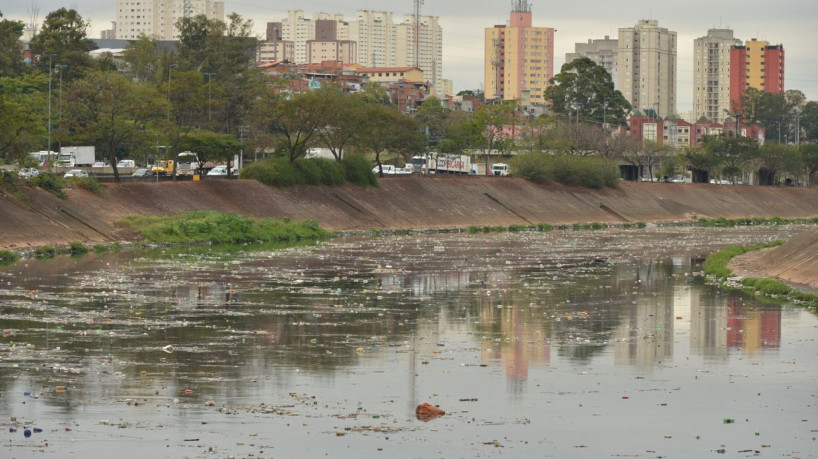 Acúmulo de lixo no rio Tietê, após chuva durante a manhã.