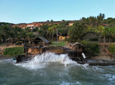 Ondas batem em contenção na Praia de Peroba, no litoral de Icapuí, no Ceará 