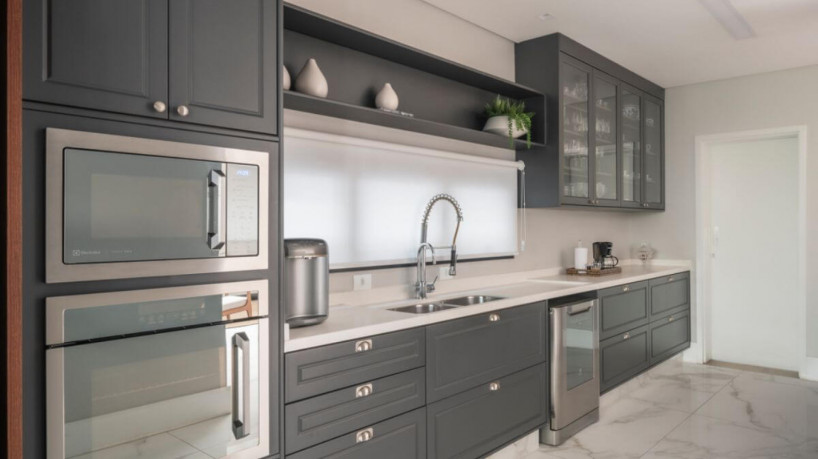 Estilo shaker é muito visto em filmes e inspira cozinhas reais (Imagem: Henrique Ribeiro | Projeto da PB Arquitetura)