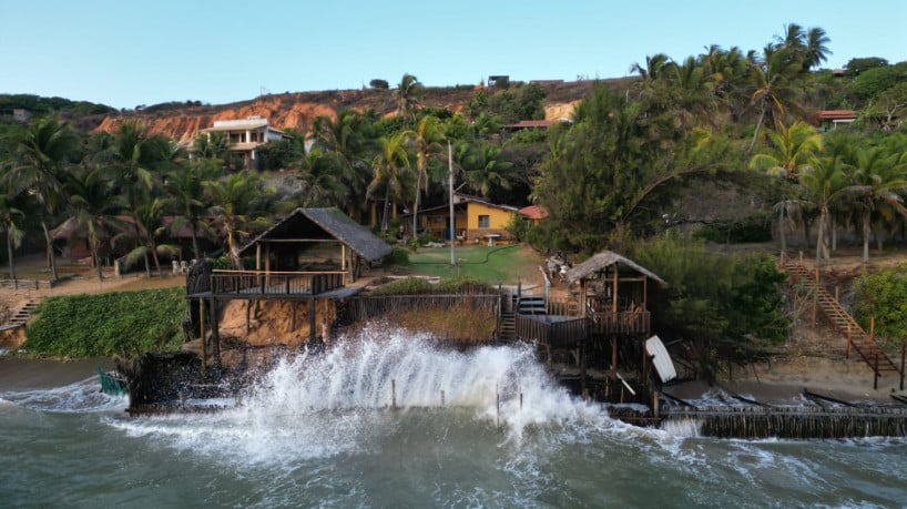 Ondas batem em contenção na Praia de Peroba, no litoral de Icapuí, no Ceará 