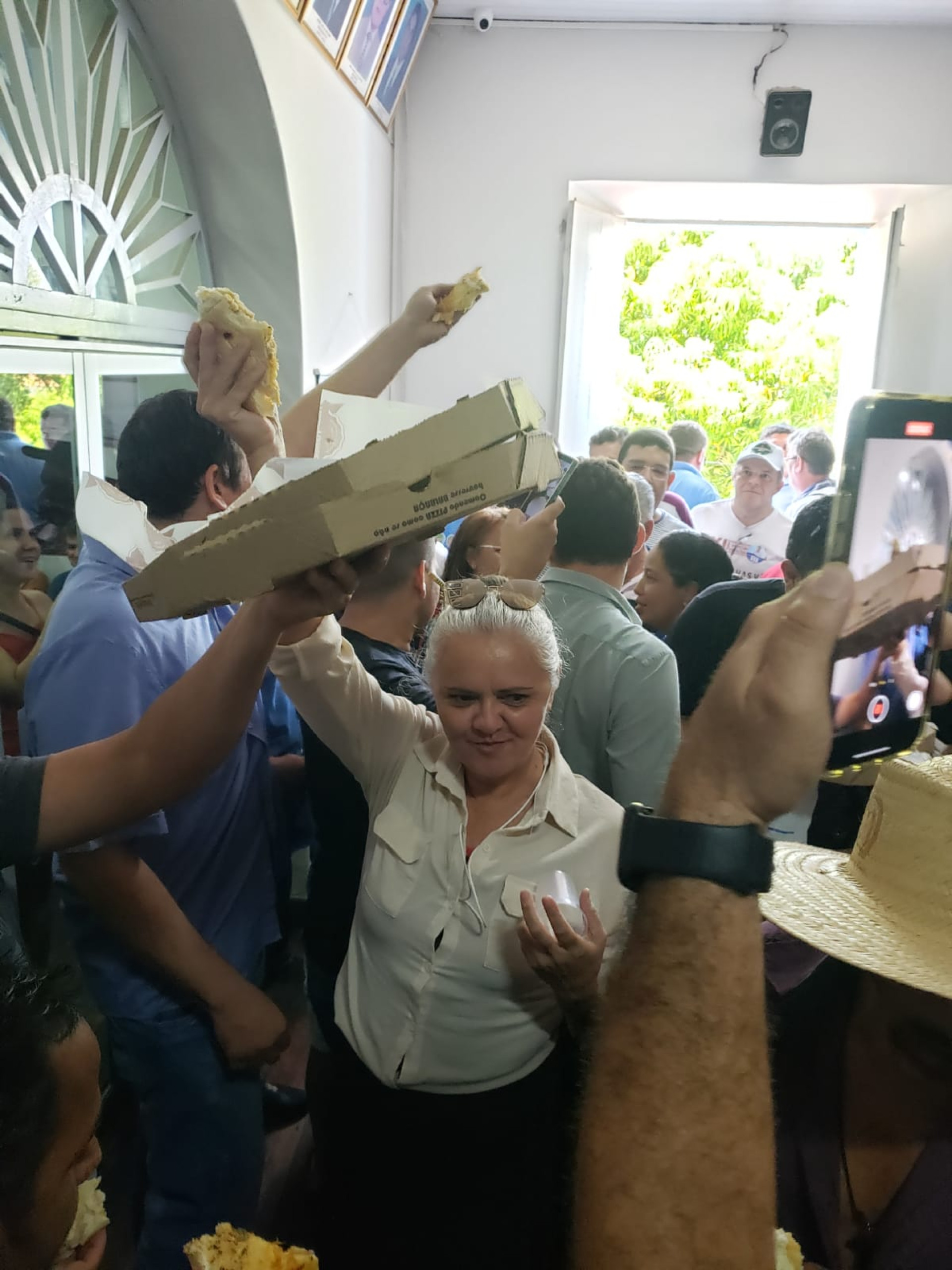 População de Limoeiro do Norte come pizza durante votação de denúncia contra prefeito