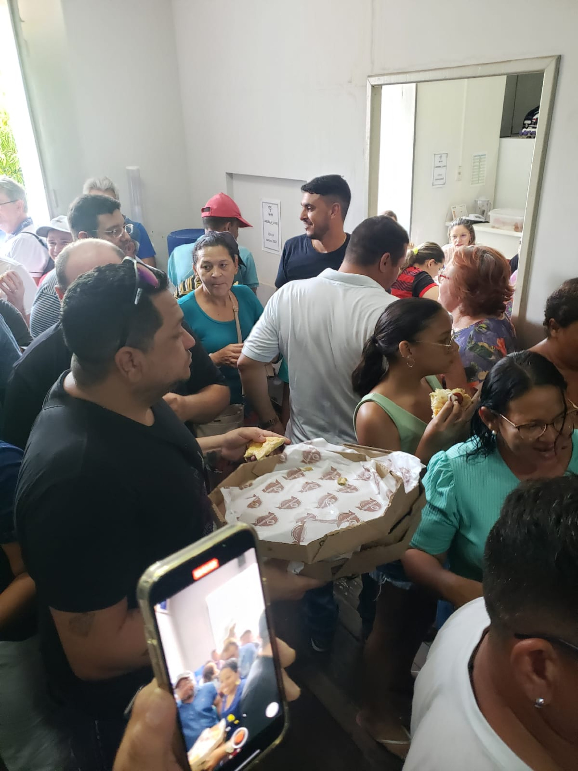 População de Limoeiro do Norte come pizza durante votação de denúncia contra prefeito