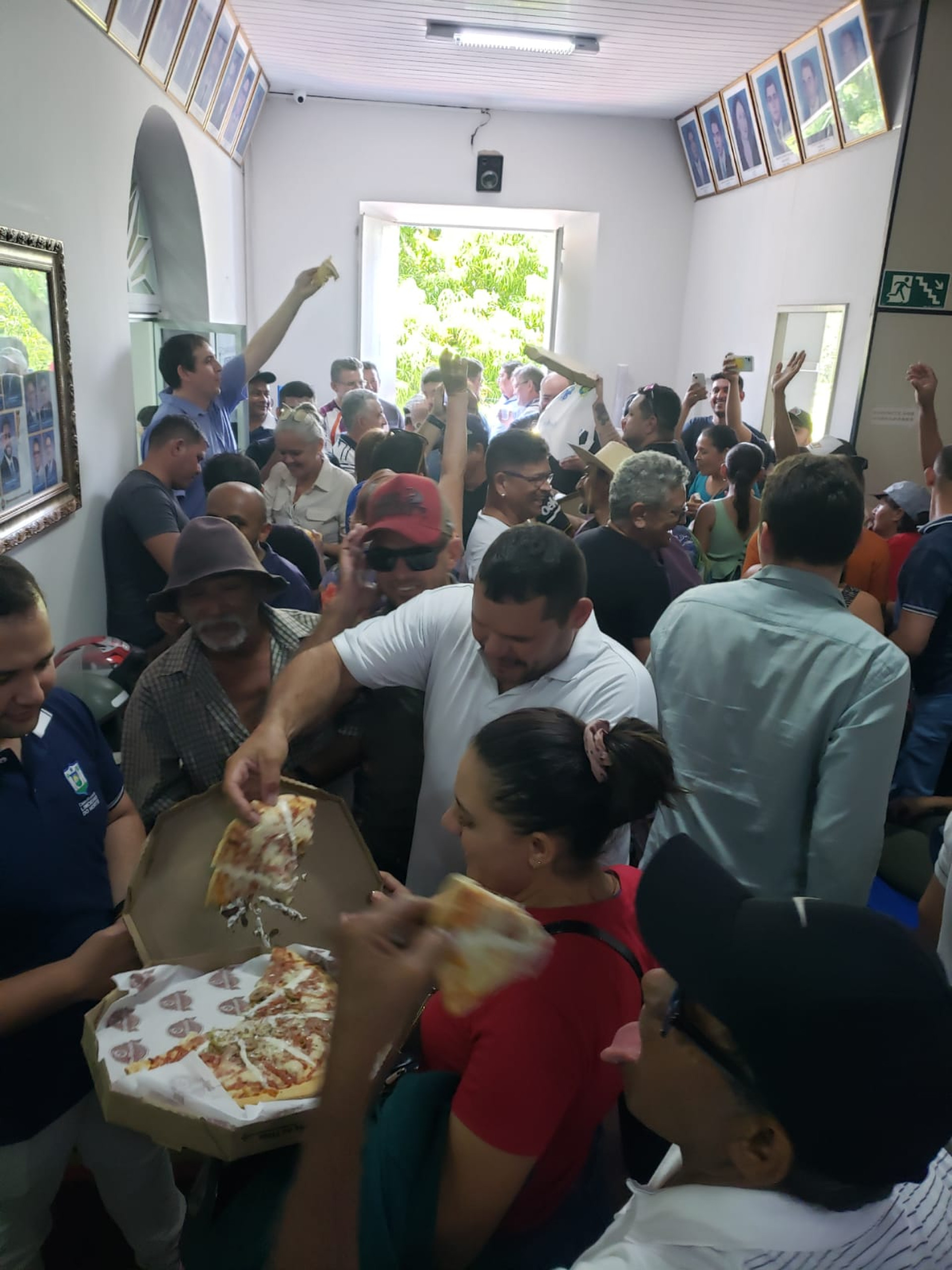 População de Limoeiro do Norte come pizza durante votação de denúncia contra prefeito
