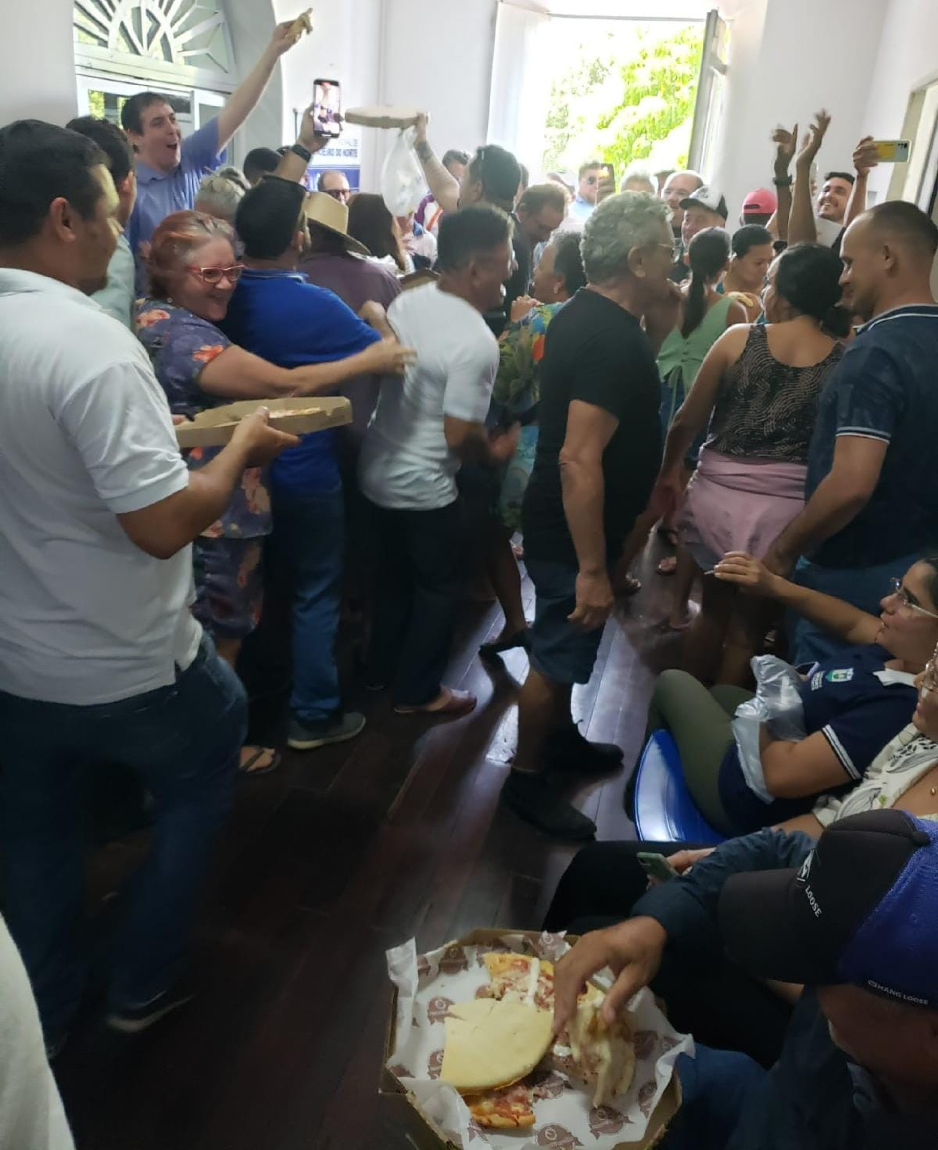População de Limoeiro do Norte come pizza durante votação de denúncia contra prefeito