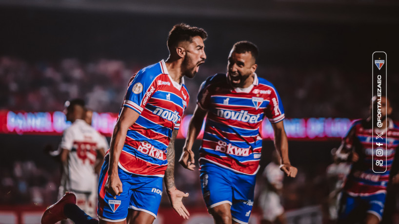 Atacante Lucero e volante Caio Alexandre comemorando gol marcado contra o São Paulo