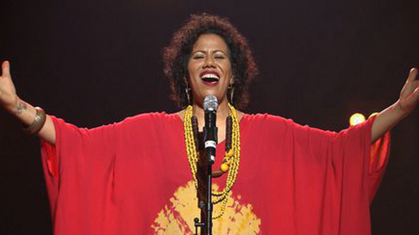 Embaixada argentina condecora cantora intérprete de Mercedes Sosa