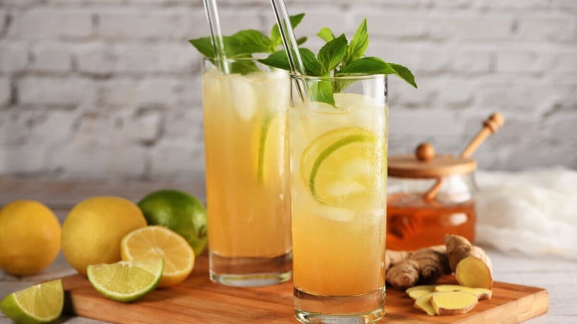 Isotônico de mel e limão ajuda a manter o corpo hidratado (Imagem: apolonia | Shutterstock)