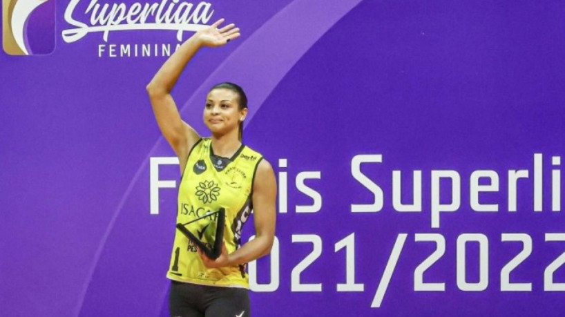 Walewska falece aos 43 anos. 