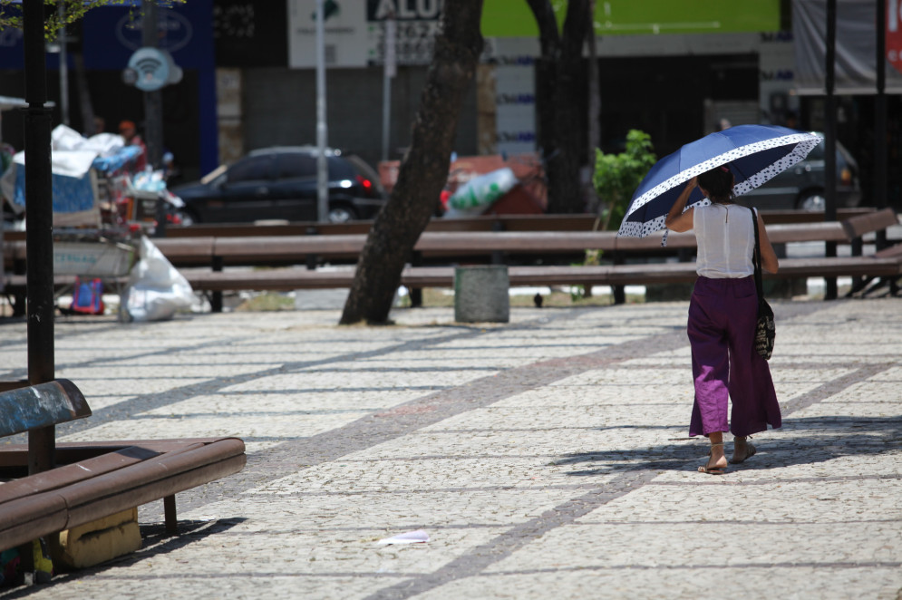 Calor extremo na Pra&ccedil;a do Ferreira, em Fortaleza