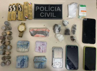 O material encontrado no ponto de distribuição de drogas foi apreendido pela Polícia Civil  