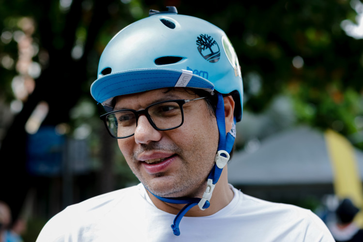 FORTALEZA-CE, BRASIL, 24-09-2023: Dante Rosado, 42, Engenheiro Civil. Prefeitura lança nova Ciclofaixa de Lazer com trecho fechado para veículos e instalação de equipamento para diminuir a sensação de calor dos ciclistas, Entre as novidades está o trecho fechado para veículos na Avenida Desembargador Moreira, entre as avenidas Santos Dumont e Dom Luís, e a instalação de uma estrutura para diminuir a sensação de calor  dos ciclistas . (Foto: Aurelio Alves/O Povo)
