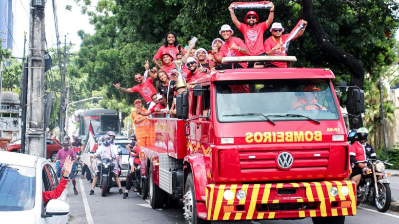 Torcida do Ferroviário em carreata na capital cearense 