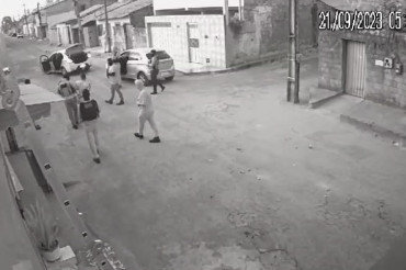 Imagens mostram grupo armado invadindo residência para executar vítima, em Fortaleza