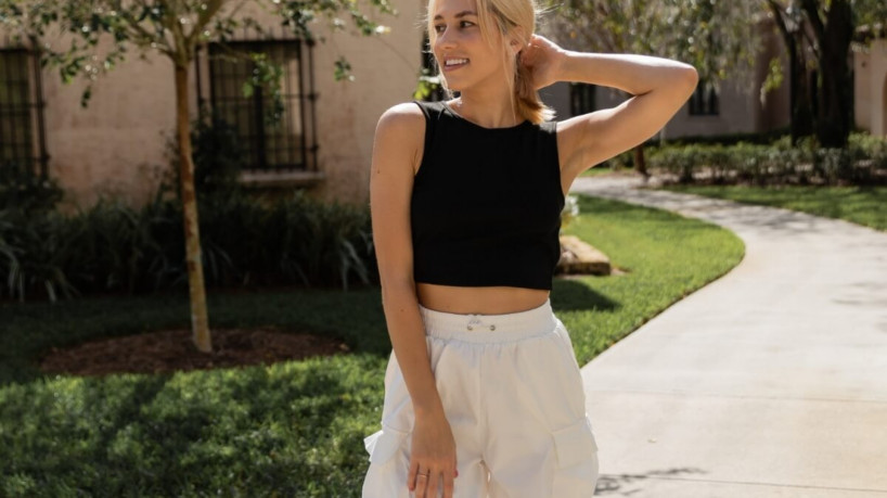 Blusa regata com alça mais larga confere mais elegância ao look (Imagem: LightField Studios | Shutterstock)