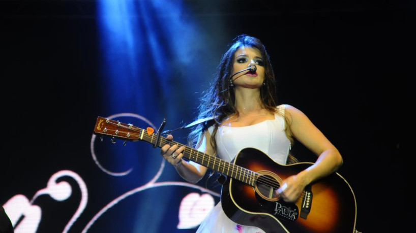 Depois de Sandy e Ana Castela, Paula Fernandes também anunciou o fim do relacionamento (Foto: Deivyson Teixeira em 31-12-2013)
