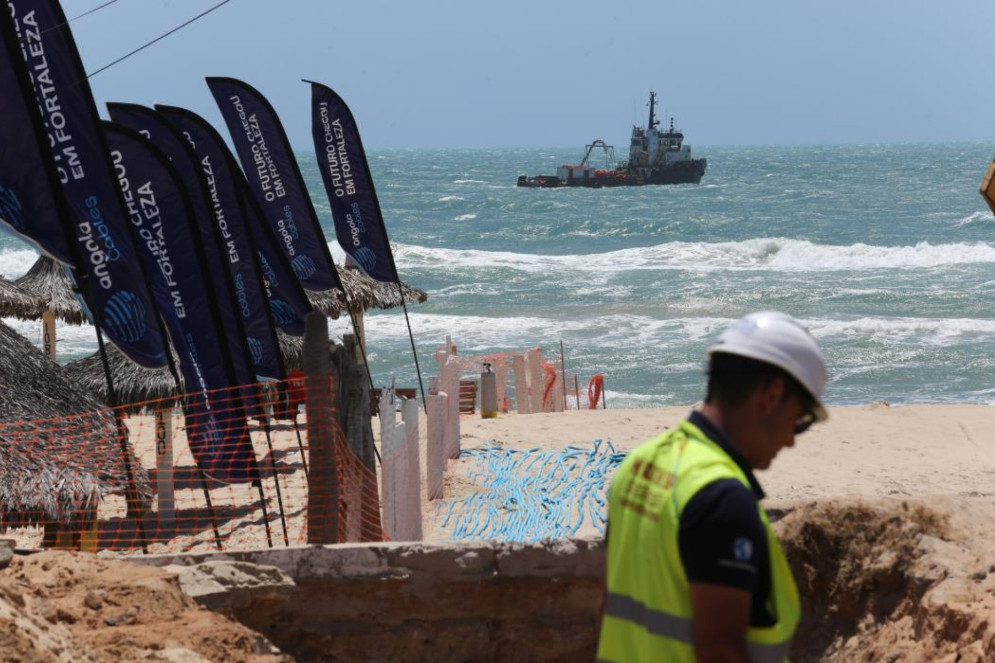 Obras de escavação para a instalação dos cabos submarinos de fibra óptica na Praia do Futuro (Foto: Fábio Lima)