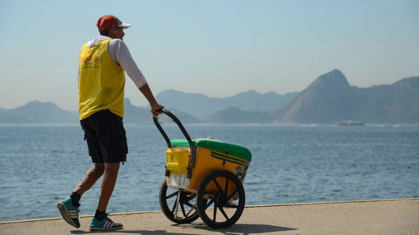 Rio de Janeiro (RJ), 24/08/2023 – Cariocas e turistas vão à praia do Flamengo, na zona sul da capital  fluminense em dia de forte calor na cidade. Foto: Tomaz Silva/Agência Brasil