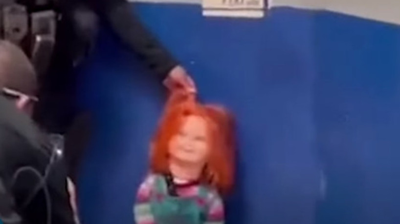 O boneco Chucky foi preso e algemado na cidade de Monclova, no México; entenda o caso