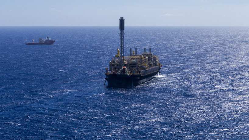 Navio Petrobras em águas profundas