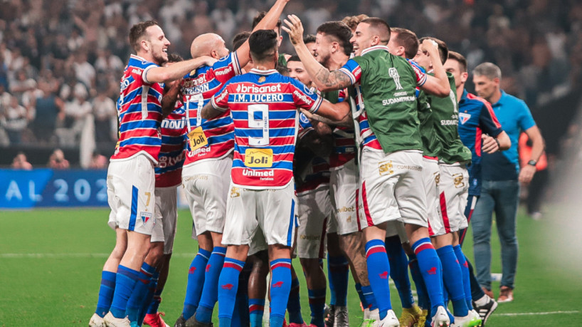 Jogadores do Fortaleza comemoram gol de Zé Welison diante do Corinthians, pela Copa Sul-Americana