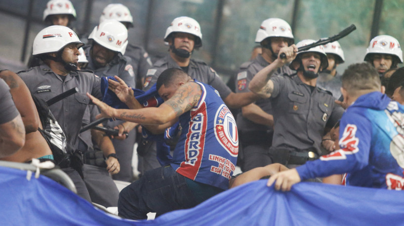 Torcedores do Fortaleza entram em confronto com policiais após briga no jogo Corinthians x Fortaleza, na Neo Química Arena, pela semifinal da Copa Sul-Americana 2023