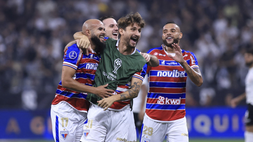 Zé Welison e Pedro Augusto comemoram gol no jogo Corinthians x Fortaleza, na Neo Química Arena, pela semifinal da Copa Sul-Americana 2023