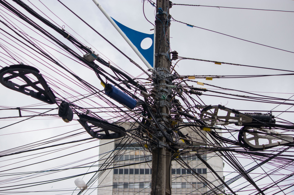 FORTALEZA, CEARÁ, BRASIL, 18-09-2023: Regulamentação do compartilhamento de Postes entre empresas de telefonia, energia nos fios. (Foto: Samuel Setubal)