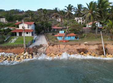 Imagens da Praia da Peroba, no município de Icapuí, após maré alta 