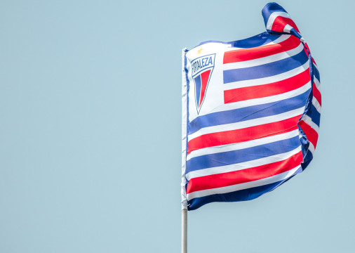 Bandeira do Fortaleza hasteada no Centro de Excelência Alcides Santos, no Pici