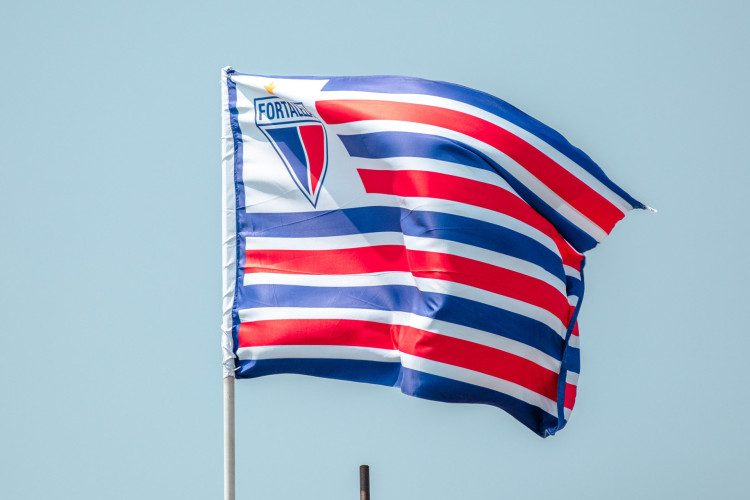 Bandeira do Fortaleza hasteada no Centro de Excelência Alcides Santos, no Pici