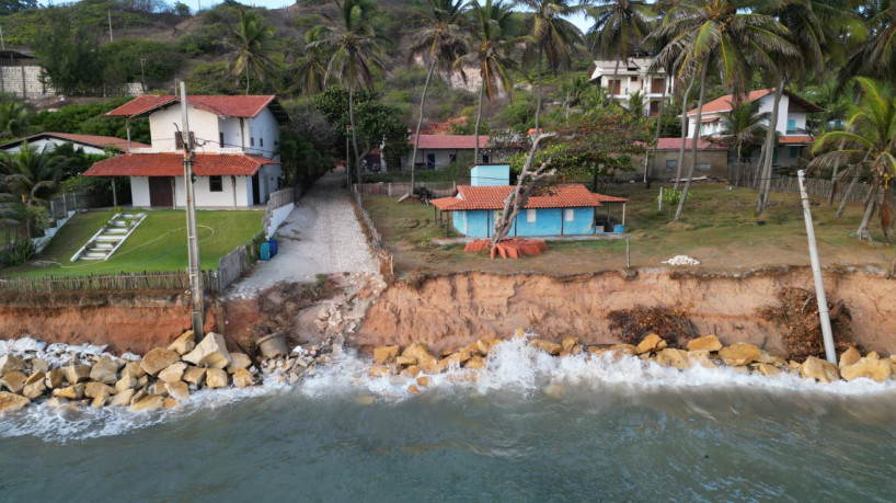 Imagens da Praia da Peroba, no município de Icapuí, após maré alta