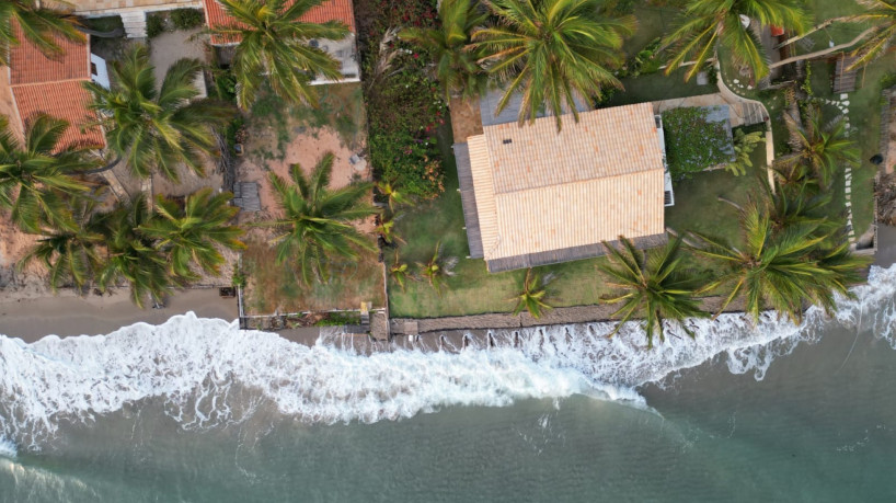 ￼VISTA aérea do litoral de Icapuí; avanço do mar na Praia da Peroba 