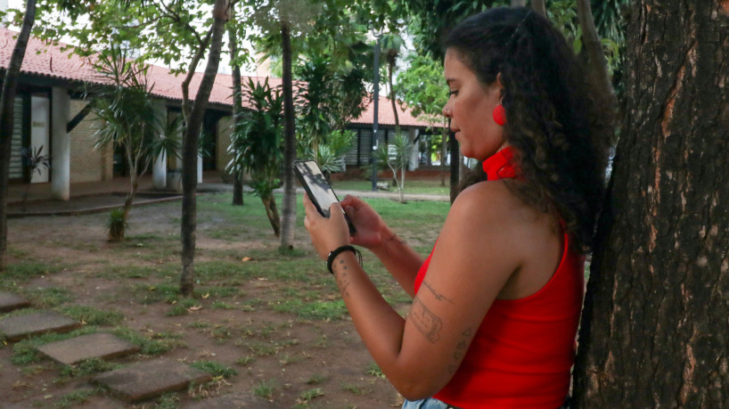 FORTALEZA, CEARÁ, BRASIL 26-09-2023: foto: Tayná Pantoja, Geração Z e o uso da tecnologia. (Foto: Yuri Allen/Especial para  O Povo)