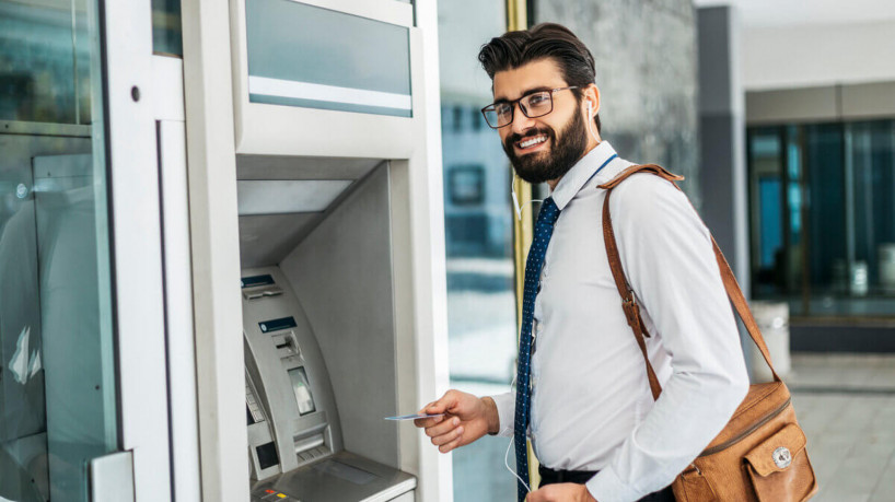 Compreender os termos financeiros facilita as movimentações bancárias (Imagem: Una Shimpraga | Shutterstock)