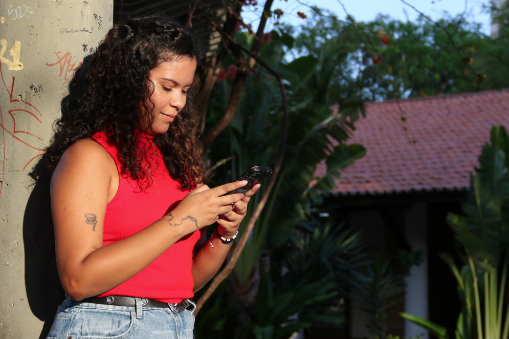FORTALEZA, CEARÁ, BRASIL 26-09-2023: foto: Tayná Pantoja, Geração Z e o uso da tecnologia. (Foto: Yuri Allen/Especial para  O Povo)