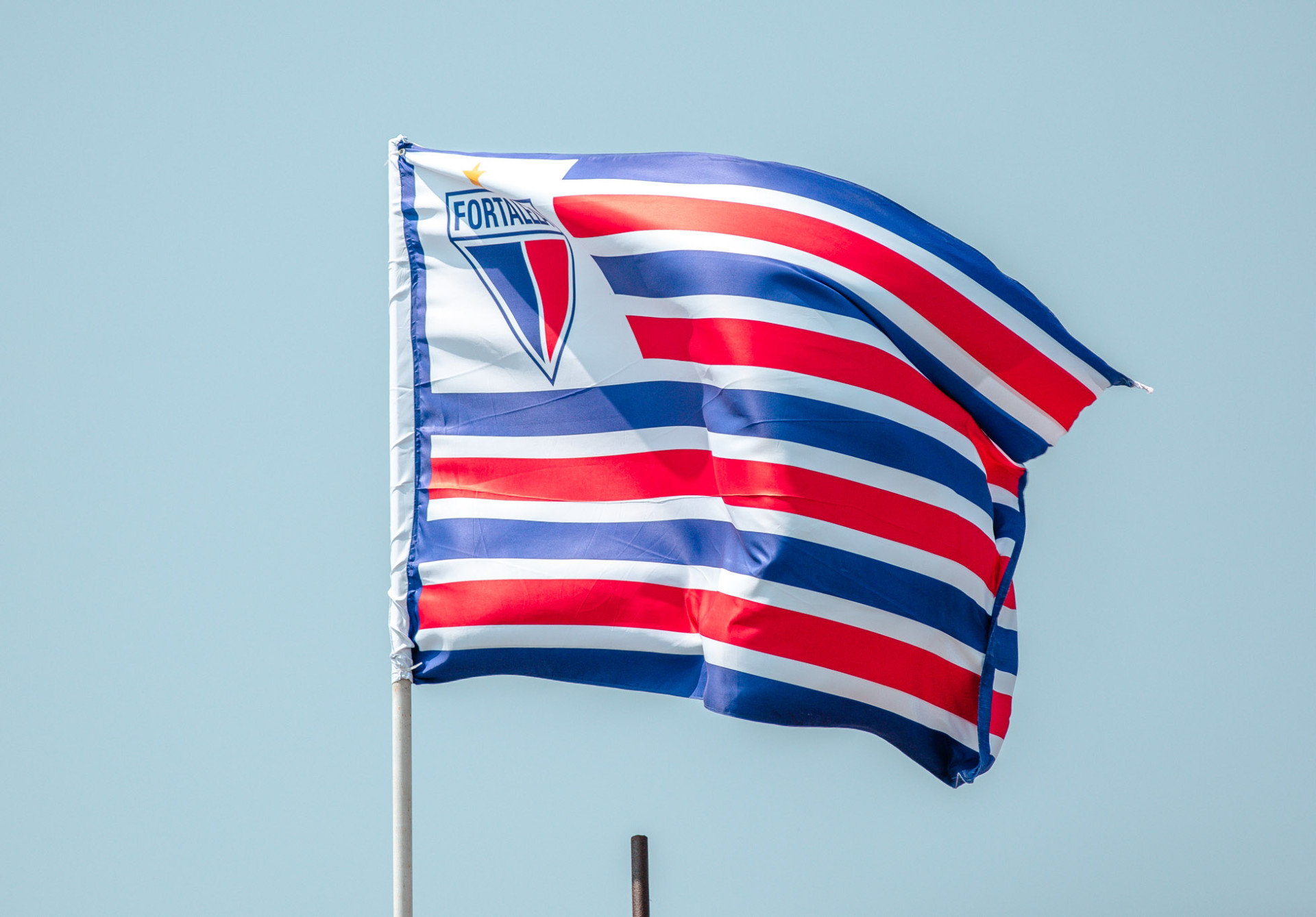 Bandeira do Fortaleza hasteada no Centro de Excelência Alcides Santos, no Pici (Foto: João Moura/Fortaleza EC)