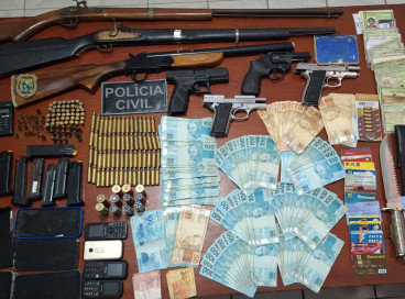 Durante a operação foram apreendidas armas, munições, cartões e dinheiro em espécie 