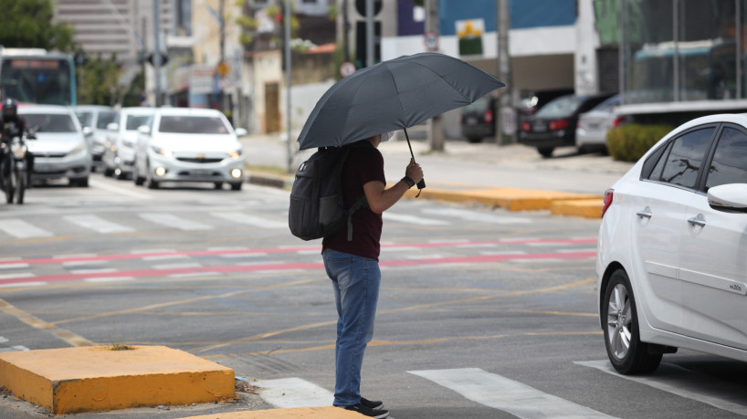 Foto de apoio ilustrativo (pedestre se protege com sombrinha contra a chuva). Fortaleza tem possibilidade de chuvas fracas e isoladas