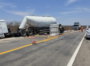 No km 225 da BR-1acidente envolvendo um caminhão e dois automóveis deixou via parcialmente interditada 