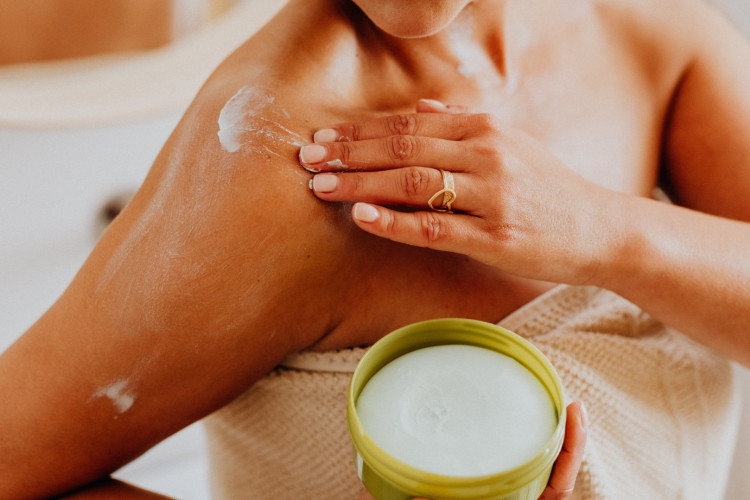 Aplicação de creme para a pele