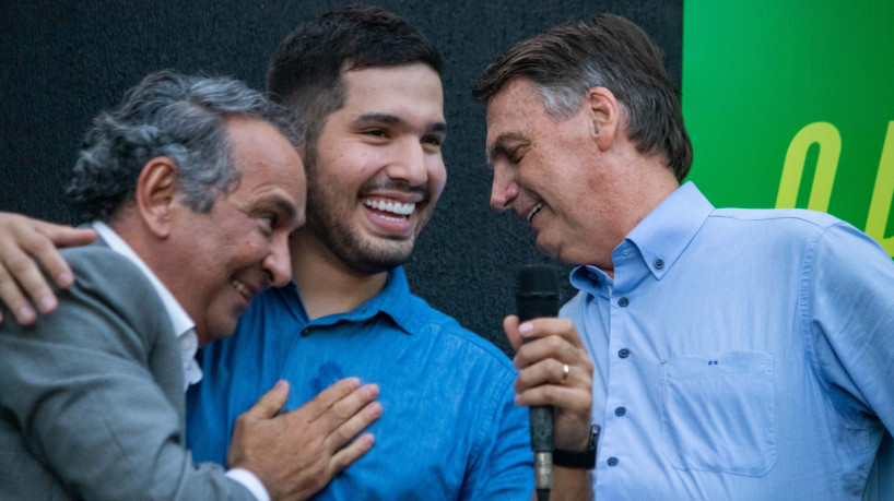 Os deputados federais Dr. Jaziel e Andr&eacute; Fernandes s&atilde;o dois dos tr&ecirc;s parlamentares Cear&aacute; que assinaram pedido de impeachmente de Lula