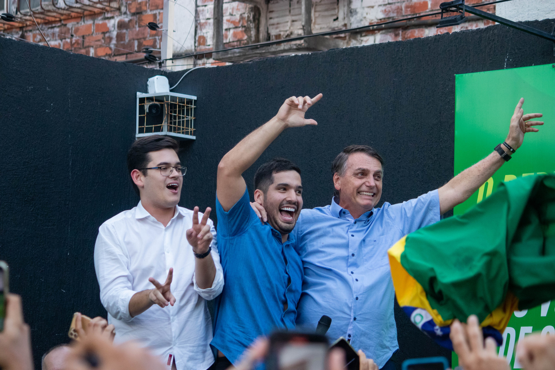 Da esquerda para a direita: o presidente do PL Cear&aacute;, deputado estadual Carmelo Neto; o pr&eacute;-candidato do PL &agrave; Prefeitura de Fortaleza, deputado federal Andr&eacute; Fernandes; e o ex-presidente Jair Bolsonaro (PL) (Foto: Samuel Setubal)