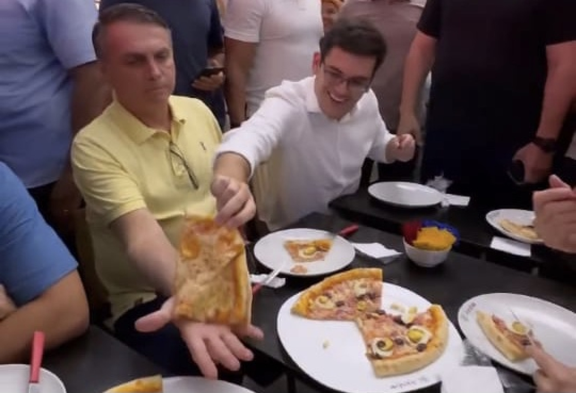 Ex-presidente Jair Bolsonaro recebe pizza do deputado Carmelo Neto, no Iguatemi