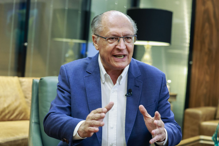 O vice‑presidente e ministros do comitê interministerial acompanham Alckmin enquanto ele anuncia ações conjuntas com o setor produtivo para buscar adiamento e soluções negociadas às taxas americanas