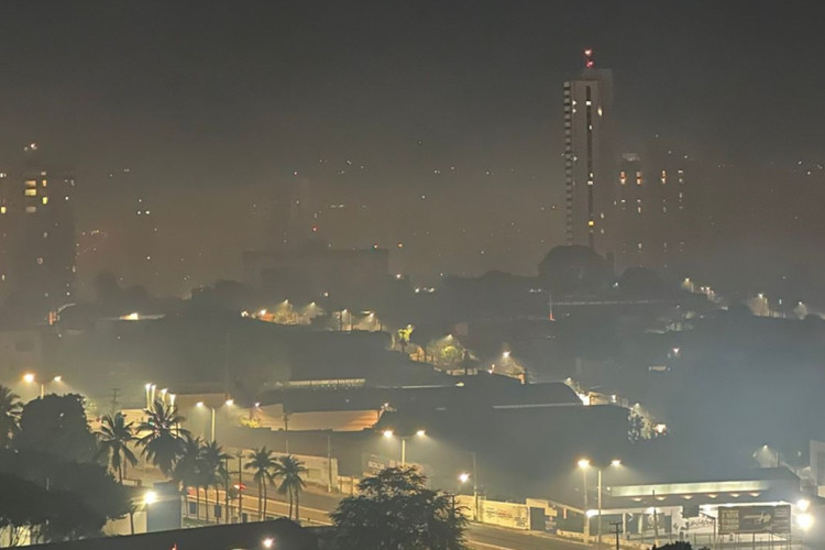 Nuvem de fumaça ocasionada por incêndios florestais em Juazeiro do Norte, no Cariri