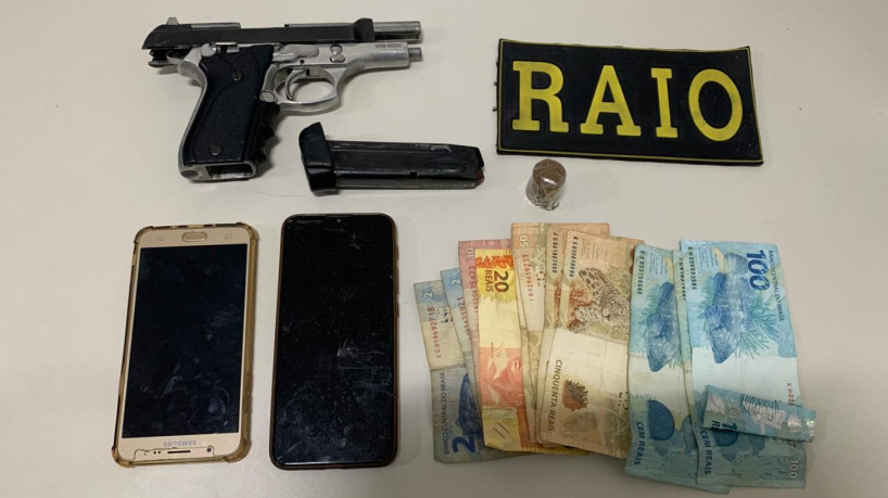 Dupla foi presa enquanto saía de um matagal na região 