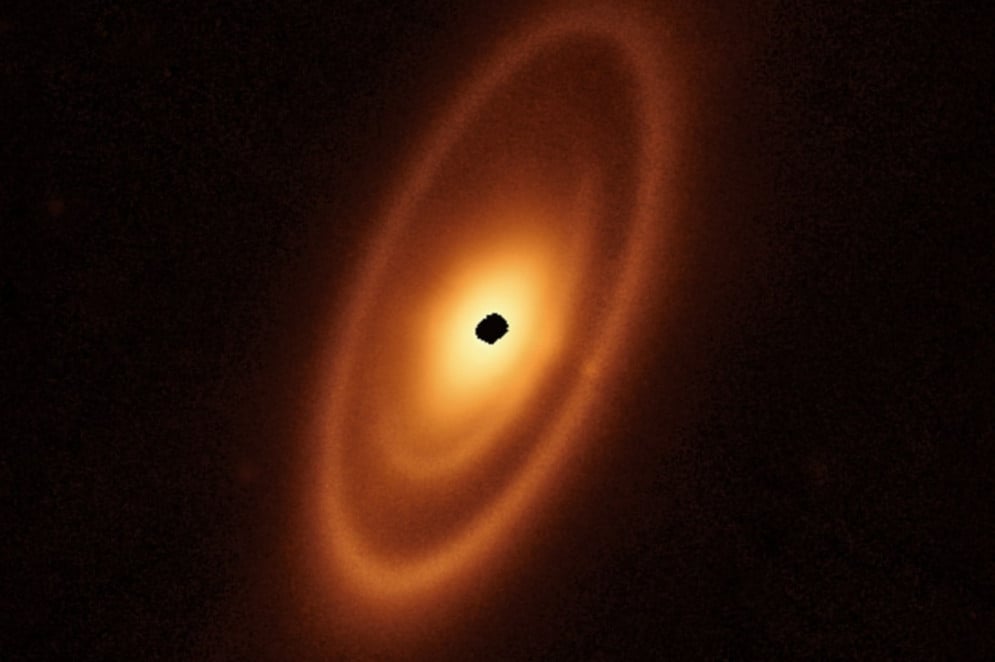 Disco de detritos empoeirados que rodeia a jovem estrela Fomalhaut(Foto: NASA/ESA/CSA)