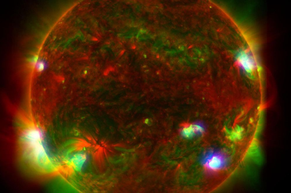 O Sol do Sistema Solar, captado com raios X de alta energia do NuSTAR, da NASA, raios X de energia mais baixa da XRT, da Agência Japonesa de Exploração Aeroespacial, e luz ultravioleta pelo AIA, no SDO(Foto: NASA/JPL-Caltech/JAXA)