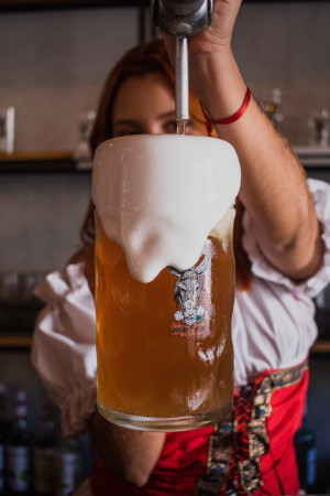 FORTALEZA, CEAR&Aacute;, BRASIL, 03-10-2023: Ocktoberfest da cervejaria Donkey Head. (Foto: Fernanda Barros / O Povo)